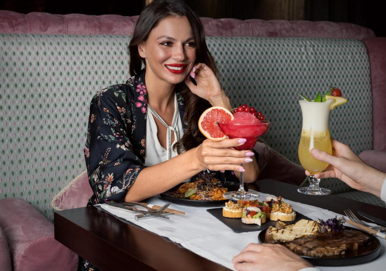 City Centre Rotana Doha Hotel Exterior photo A woman dining